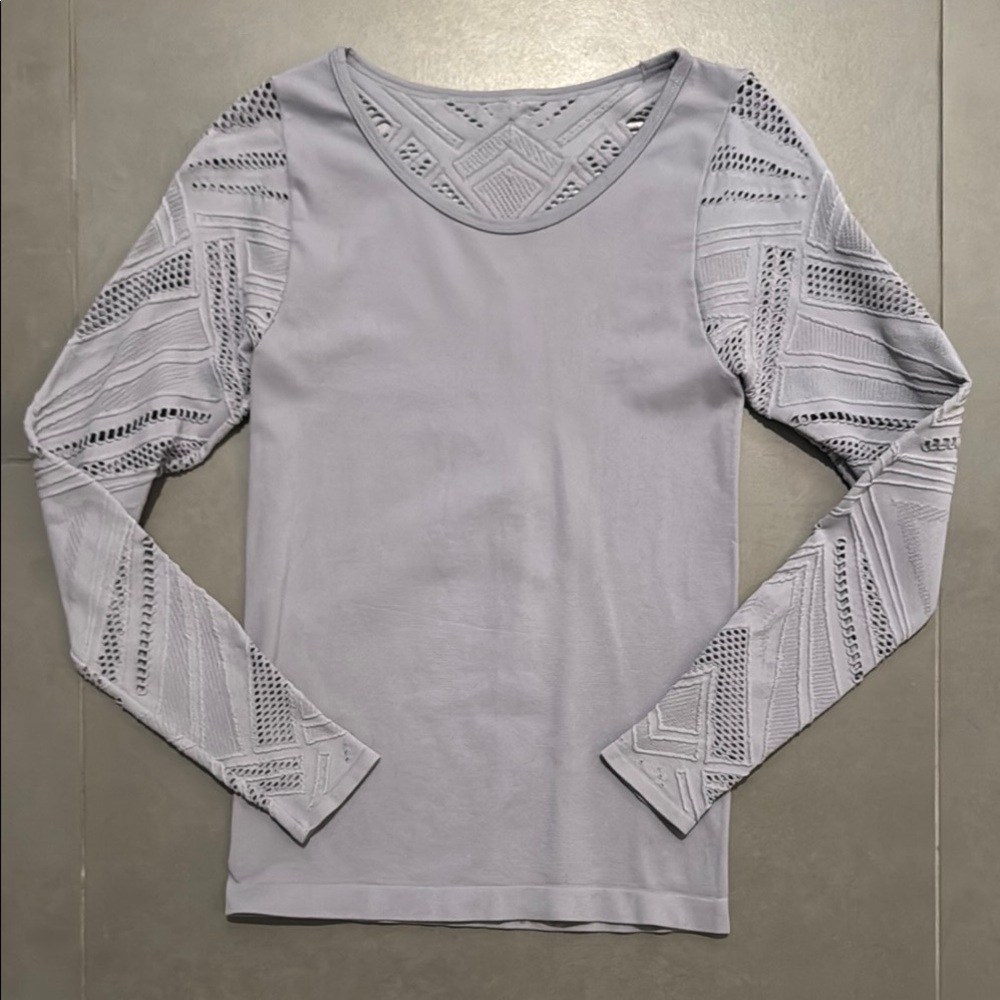 Women's Fabletics Lavender Detail Sleeve workout Top size Small
